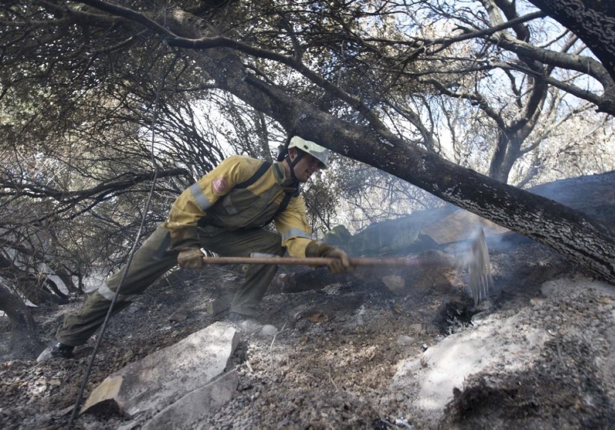 Un bombero en la labor de extinción de un incendio.