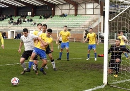 El Urola defendió su portería con todo, pero tampoco el Zarautz estuvo fino a la hora de acabar las jugadas de ataque.