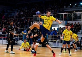 El pivote serbio Marko Jevtic lanzando a portería en el partido contra el Dunkerque.