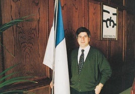 Gregorio Ordóñez posa con la bandera de San Sebastián en un salón del Ayuntamiento.