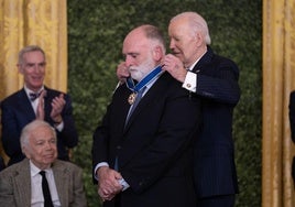 Joe Biden recibió el 5 de enero la Medalla Presidencial de la Libertad de manos de Joe Biden.