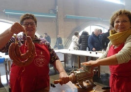 Socias de La Bellota volverán a ofrecer una exhibición de elaboración de chorizos dentro de la fiesta.