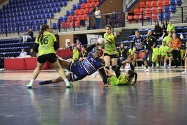 Lyndie Tchaptchet lanza a portería tras caer a la pista ayer en Logroño.