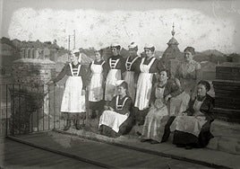 Grupo de doncellas posando en una azotea.