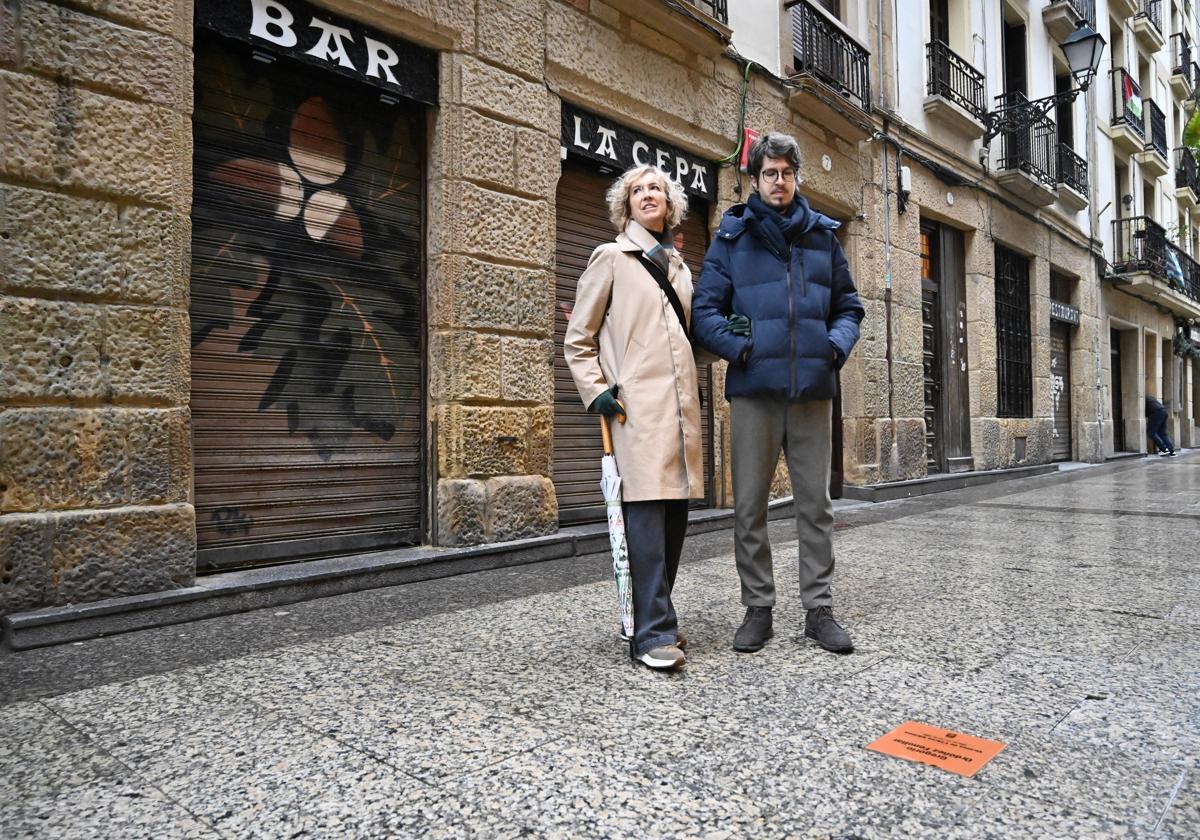 Ana Iríbar y Javier Ordóñez, junto a la placa que recuerda a Gregorio Ordóñez.