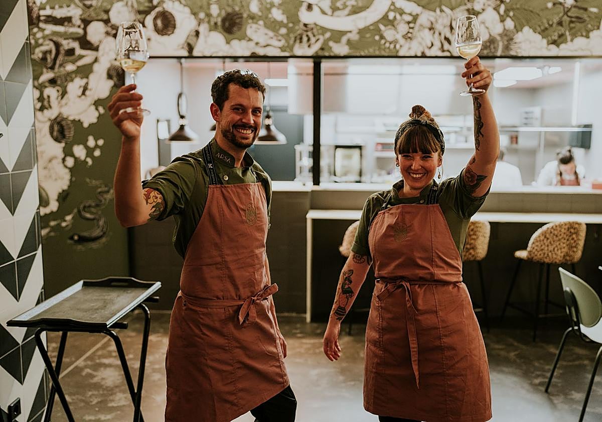 Rodrigo y Bea, patrones del Arsa, brindan por la clientela.