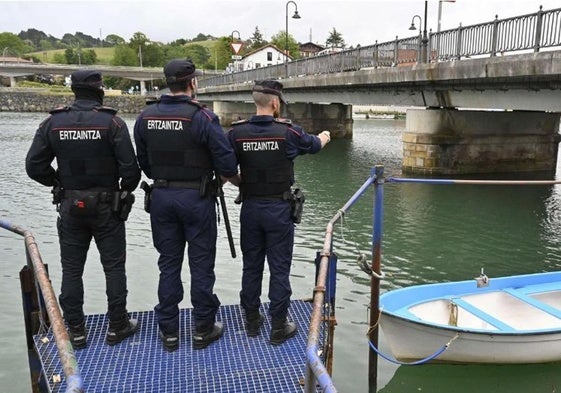 Tres agentes de la Ertzaintza en Orio.