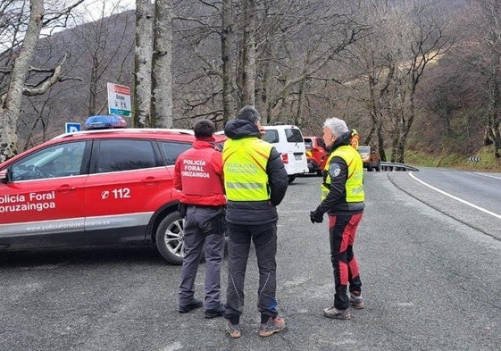 La Policía Judicial y la Científica, preparados para la inspección ocular en el monte Saioa.