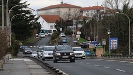 Vehículos circulan por el puente internacional de Santiago, que conecta Irun y Hendaia.