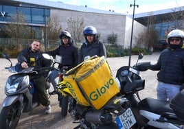 Trabajadores de Glovo, frente a los Juzgados de San Sebastián.