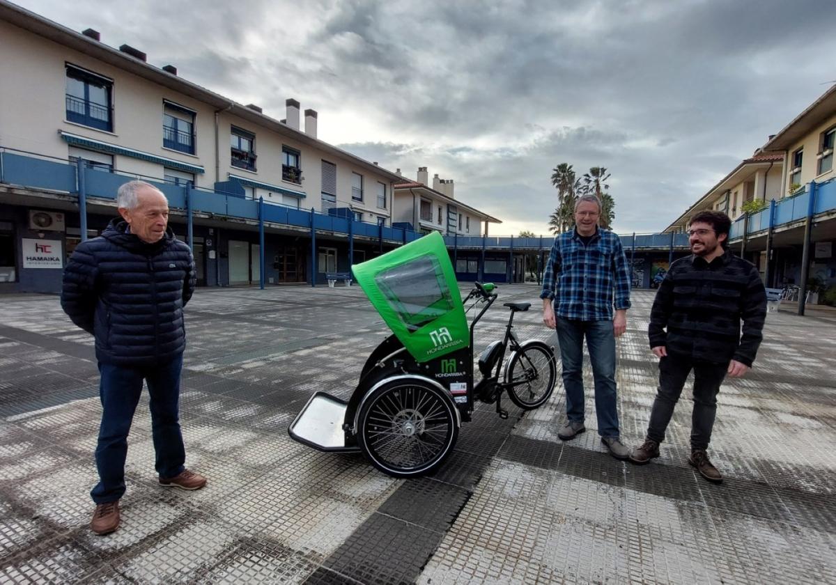 Jesús Mari Guerra (Nagusilan), Manu Eizagirre (Balazta) y el concejal Josu Peña, en la plazoleta del Puntal.