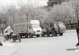 La grúa, en acción en el Boulevard.