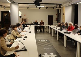 Autoridades y técnicos se reúnen en la mesa de coordinación para la atención de la violencia machista en Gipuzkoa.