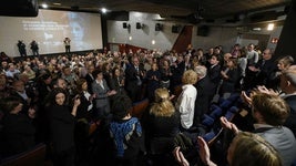 Ana Iríbar, en el centro de blanco, escucha la larga ovación que puso punto final al documental sobre Ordóñez.