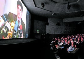 La sala de cine totalmente repleta de víctimas, cargos institucionales y vecinos que no se quisieron perder el documental de DV.