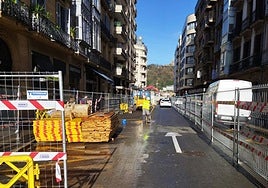 Un operario de la empresa Jaizubia realizando este jueves las primeras actuaciones de reurbanización en la calle Easo.
