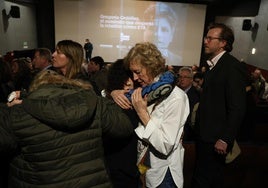 Ana Iríbar, en el centro, recibe con emoción la ovación final tras la proyección del documental sobre Gregorio Ordóñez