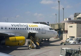 Imagen de un avión de Vueling en un aeropuerto.