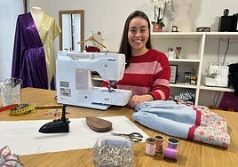 Maddi Agirregomezkorta en su taller situado en la Calle Señor de Anzarate de Irun.