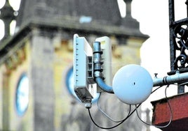 Una de las antenas con la red Wifi4Eu de acceso gratuito colocadas en los barrios de Errenteria.