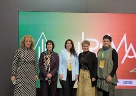 Dorleta Elkorobarrutia, Clara Navas, Azahara Domínguez, Ana Azkoitia y Rosa Maiza presentando Hiruma en Fitur.