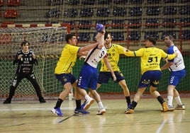 Marko Jevtic defiende a un jugador del Eibar Eskibaloia en el partido del miércoles en Ipurua.