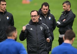 Joseba Etxeberria da órdenes a sus jugadores durante uno de los entrenamientos de esta temporada en Atxabalpe.