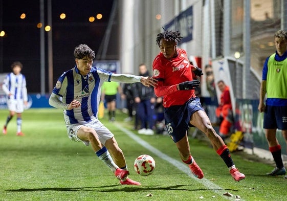 Jon Martín defiende una acción ante Ogbuehi.