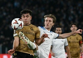 Pablo Marín, que entró en la segunda parte, pelea un balón con el italiano Rovella.