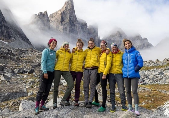 Uxue Loizu junto a sus compañeras de la Federación Española de Deportes de Montaña y Escalada en Groenlandia.