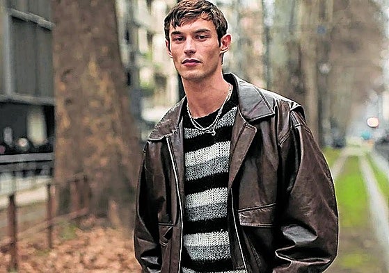 La bomber de piel marrón, el jersey de rayas con cuello redondo y los pantalones 'cargo' siguen triunfando entre los 'trendsetters'.