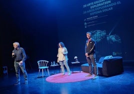 tCharla.Guillermo Roa, de Elhuyar, y Virginia García, de Aranzadi, junto a Ignacio Tanco