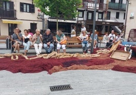 Redes extendidas en la Herriko Plaza durante el Arrantzale Eguna.