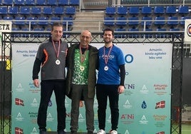 Juan Ramón Arbizu, a la izquierda, en el podio del campeonato de Euskadi.