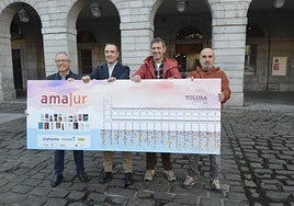 Asensio, Goikoetxea, Martínez de Rituerto y Luengo posan con el cartel de las Jornadas Amalur que empiezan la próxima semana.