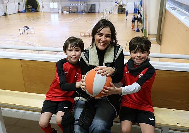 Raquel Herrera con su hijo Leo (izquierda).