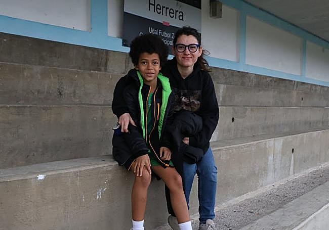 Andrea de Assas con su hijo Leio en las gradas.