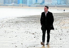 Beñat San José pasea por la playa de Ondarreta, en la que dio sus primeras patadas a un balón cuando era niño