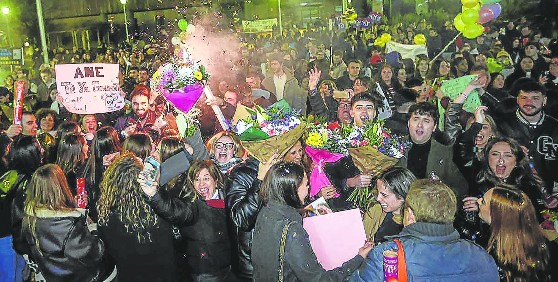 Familiares y amigos felicitan a los que se examinaron ayer en Leioa.