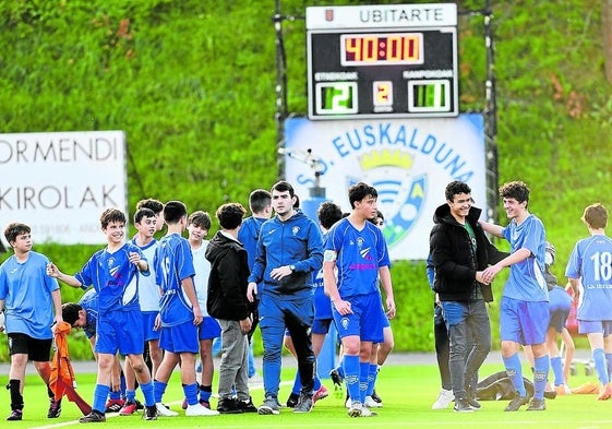 Jugadores y entrenadores de un club guipuzcoano al término de un partido.