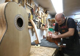 Sergio Callejo trabajando en su taller de Lorea (Donostia), donde se instaló en 2010. Aquí ajusta y fabrica guitarras 'a la carta'.