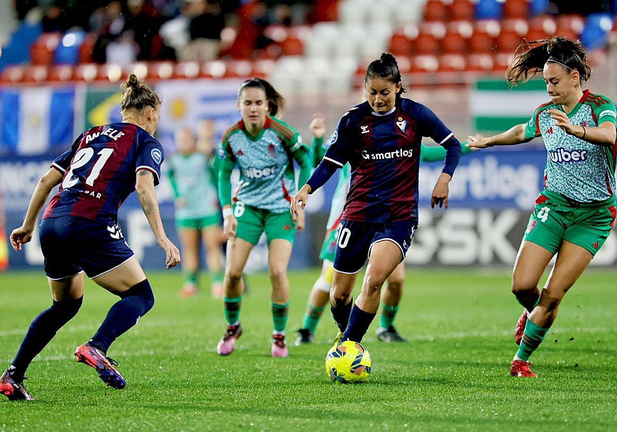 Andrea Álvarez trata de sortear a una defensora.