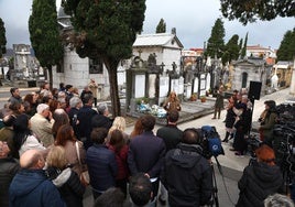 Consuelo Ordóñez dirigiéndose a los amigos, ciudadanos y representantes institucionales que han acudido este sábado al cementerio de Polloe en San Sebastián.