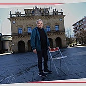Patxi Zayas, un irunés implicado con su ciudad, en la plaza San Juan, frente al Ayuntamiento.