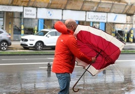 Tras una mañana apacible, ha comenzado a llover con fuerza a partir del mediodía en toda Gipuzkoa.