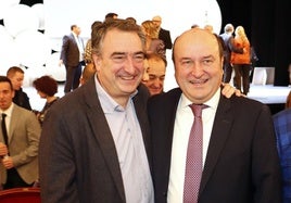 Aitor Esteban y Andoni Ortuzar coincidieron en la entrega de premios de la Fundación Sabino Arana y posaron juntos.