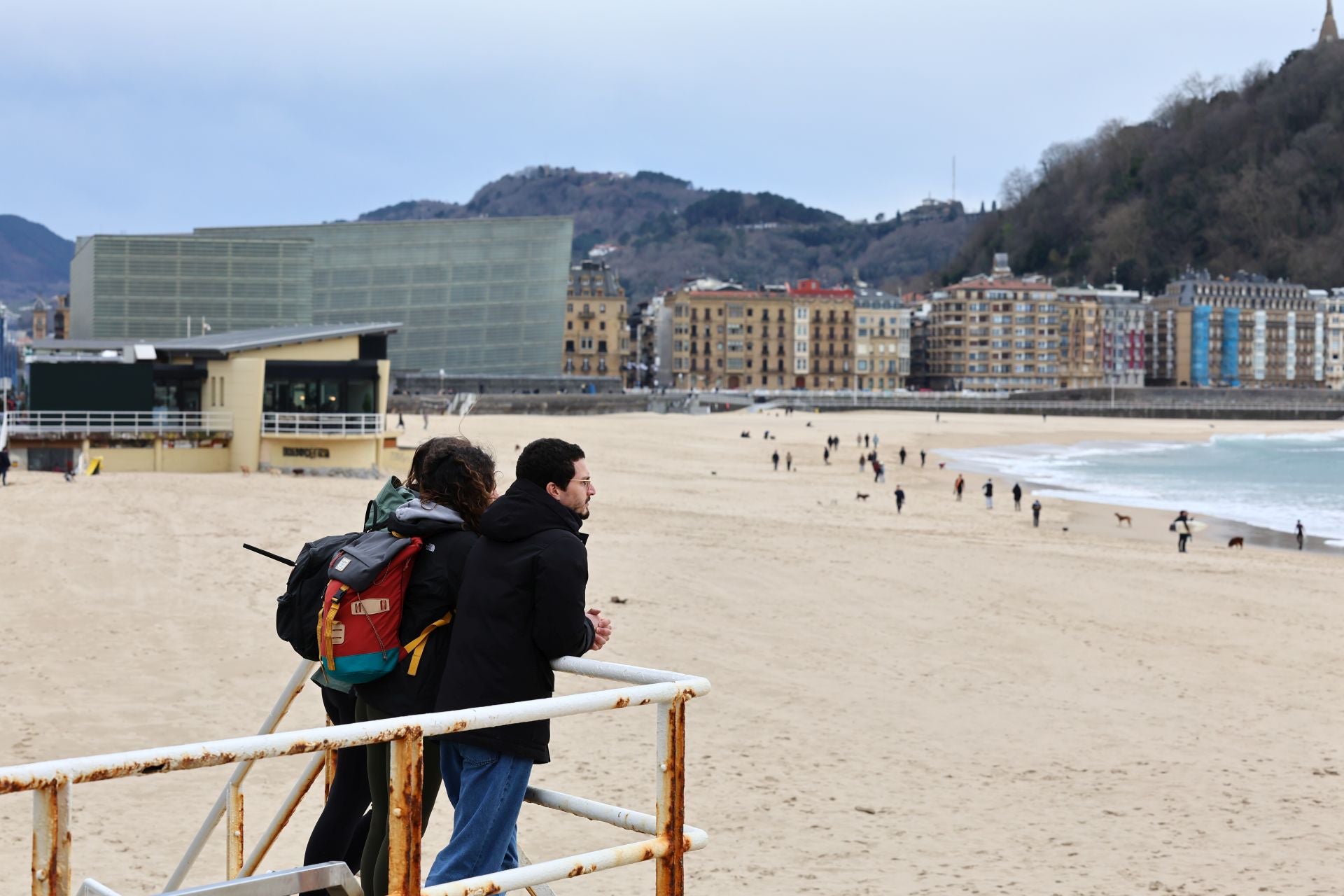 Viento y cielos nubosos para despedir la semana en San Sebastián