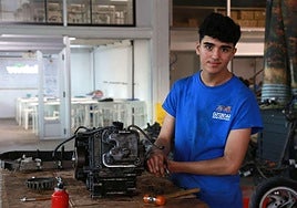 Ahmed manipula un motor bajo la batuta de un profesor.