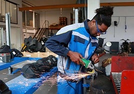 Jaouad, ataviado con el buzo del taller para las clases prácticas.