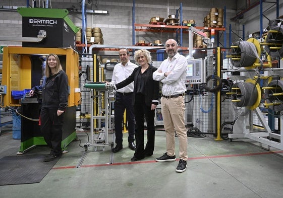 Patricia de la Rosa, Manu Agea, Amaia Urra y Ander Guinea, en el interior de la zona de producción.